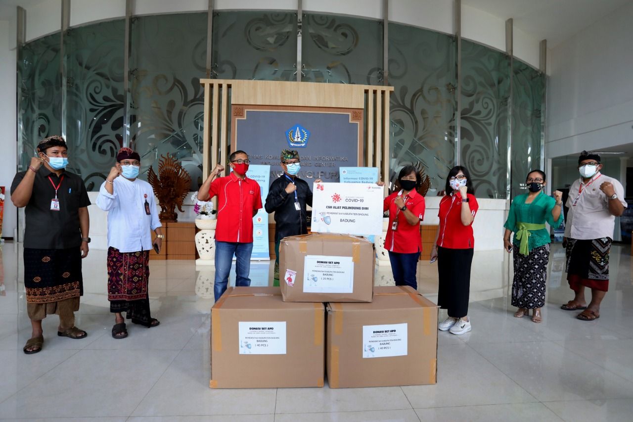 podiumnews.com-Wabup Suiasa Terima Bantuan 100 Set APD dari Telkomsel